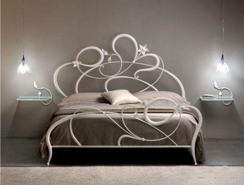 Letto matrimoniale con testata in ferro