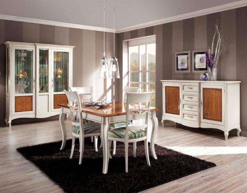sala da pranzo con mobili dallo stile classico