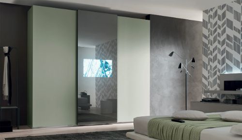Ampio armadio a muro elegante e moderno