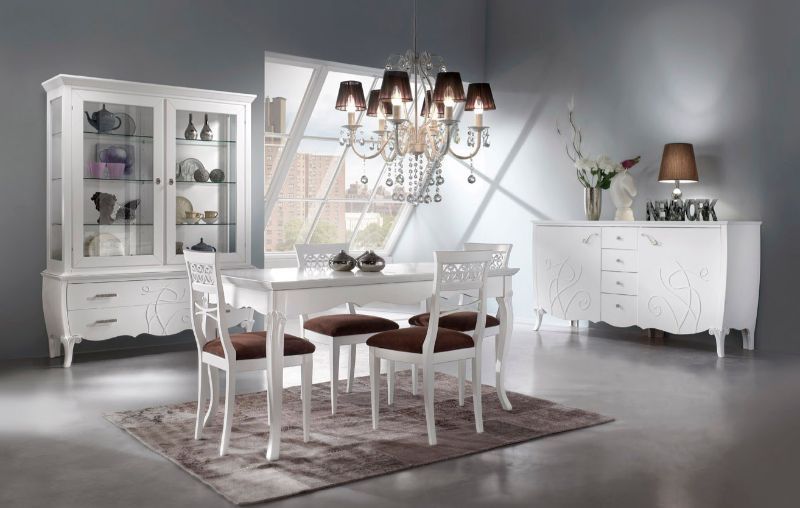 Sala da pranzo con mobili in legno