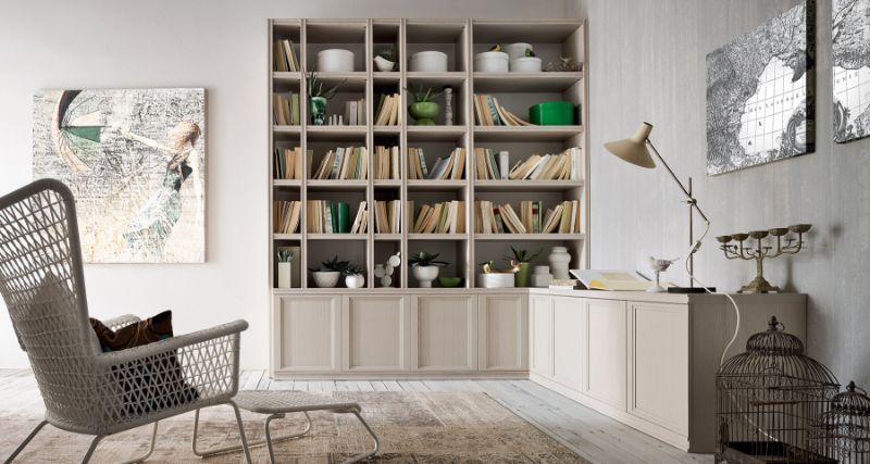 Ampia libreria a muro