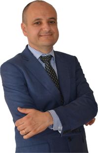 Martello giudice e gli occhiali sul libro-Massa