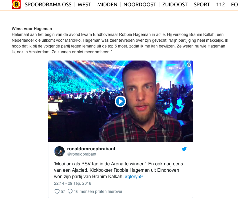 Een man met een baard staat voor een menigte.