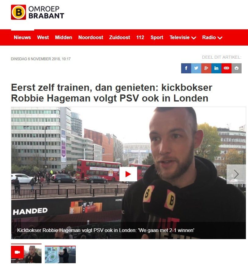 Een man met een baard praat in een microfoon op een website.