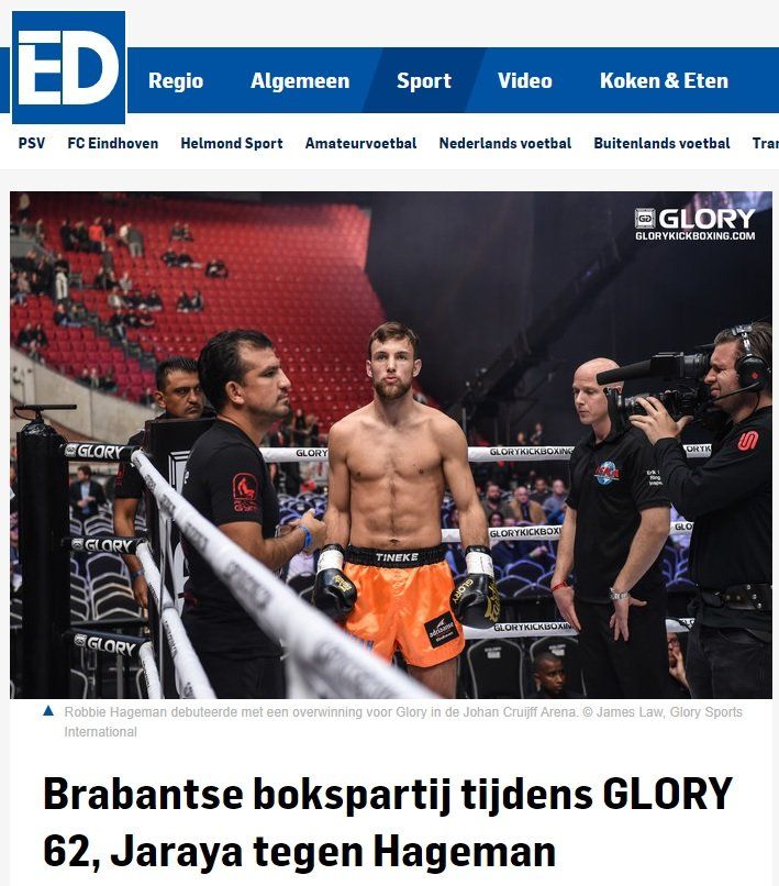 Een man met bokshandschoenen staat in een boksring.