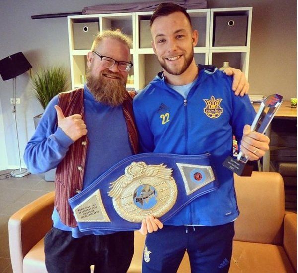 Een man in een blauw jasje met het nummer 22 erop