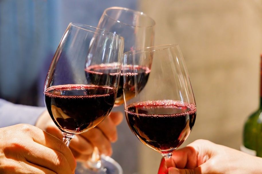 Brindisi con calici di vino