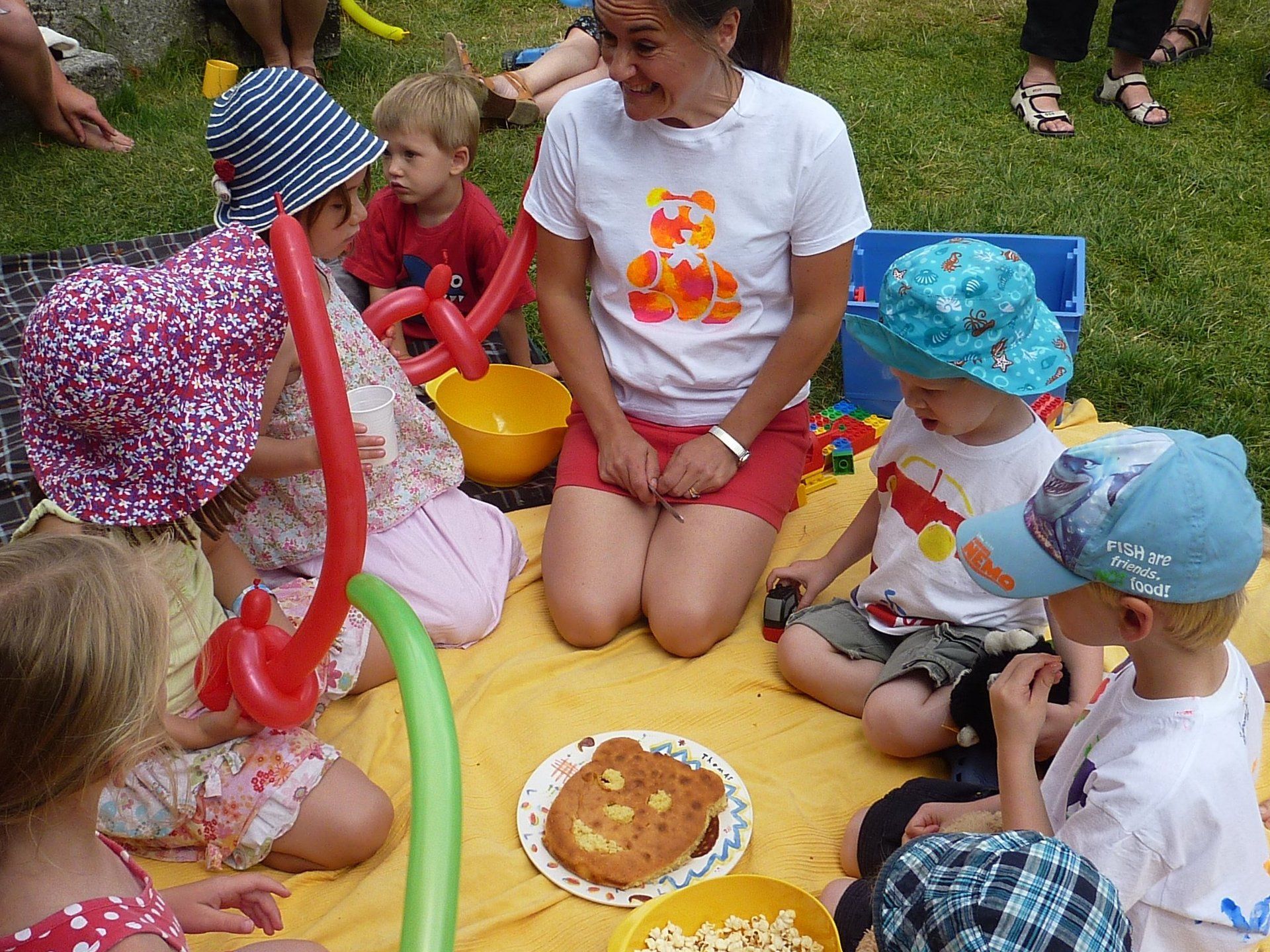 children looking at the teddy bear cake