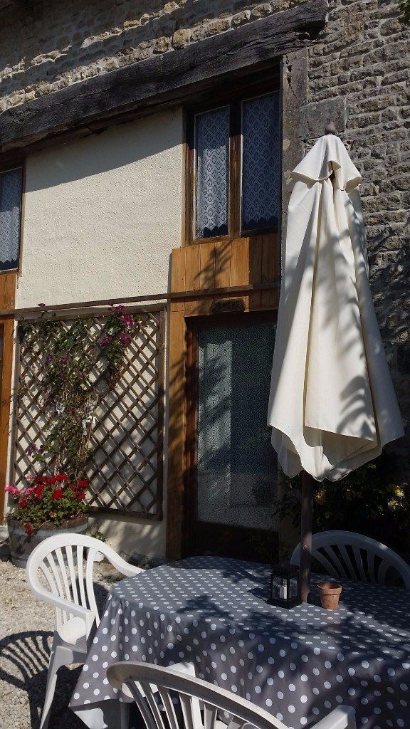 Ruche holiday cottage with a trellis and flowers climbing up the wall