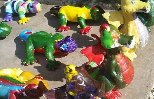 animaux en poterie aux couleurs vives