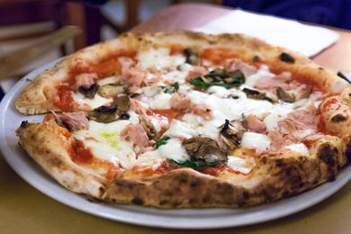 pizza con mozzarella di bufala pizza con mozzarella di bufala, pizza