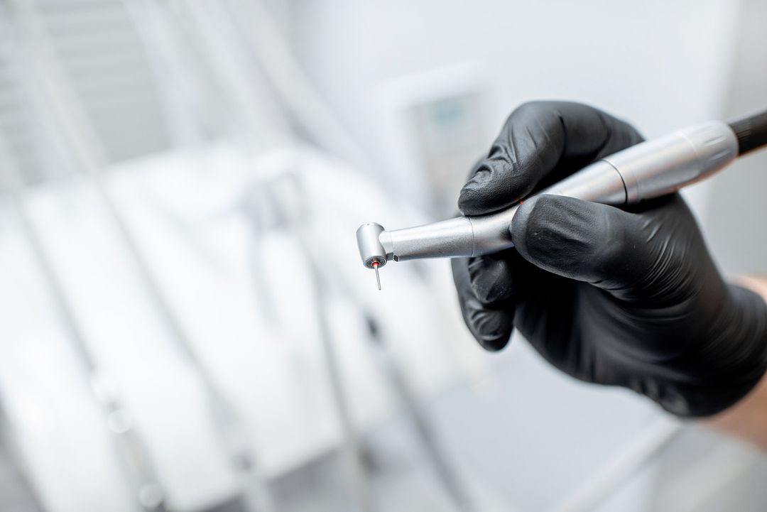 dentista durante una seduta di endodonzia