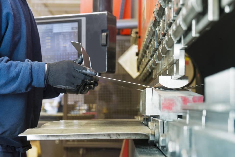 operatore in sede durante una lavorazione