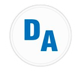 Letras azules “DA” dentro de un logotipo circular gris claro sobre un fondo blanco.