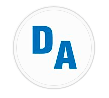 Letras azules “DA” dentro de un logotipo circular gris claro sobre un fondo blanco.