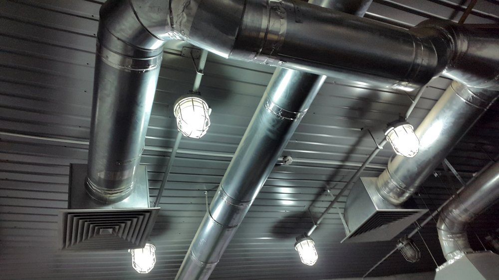 Un tas de tuyaux pendent du plafond d'un bâtiment