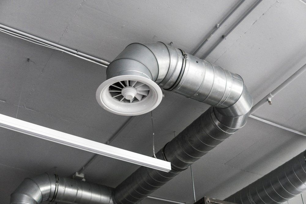 Un gros plan d'un système de ventilation dans un bâtiment.