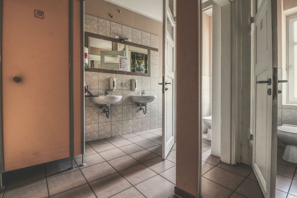 Gemeinschaftsbad im OPERA Hostel – gepflegt, funktional und charmant
