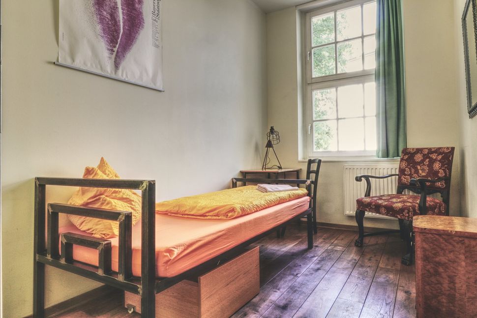 Einzelzimmer „Berg“ mit Designstuhl und Retro-Flair – Wohnen mit Stil in Erfurt