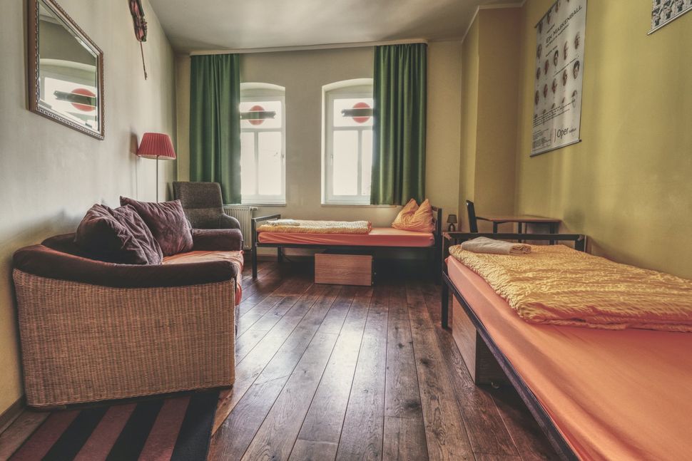 Zimmer „Giuseppe“ – stilvoll entspannen in Erfurt mit Retro-Vibe und Sofa
