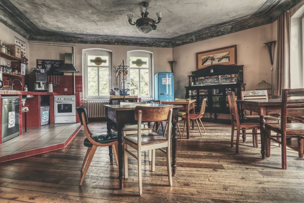 Voll ausgestattete Gemeinschaftsküche für Gäste – Kochen in Wohnzimmer-Atmosphäre
