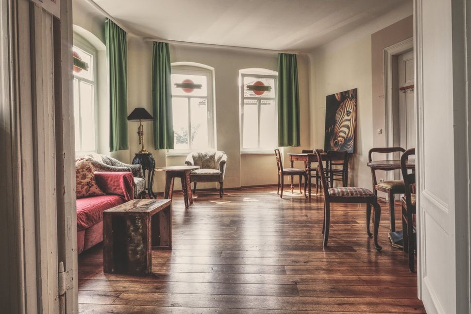 Offener Wohlfühlbereich mit Vintage-Charme und Holzfußboden