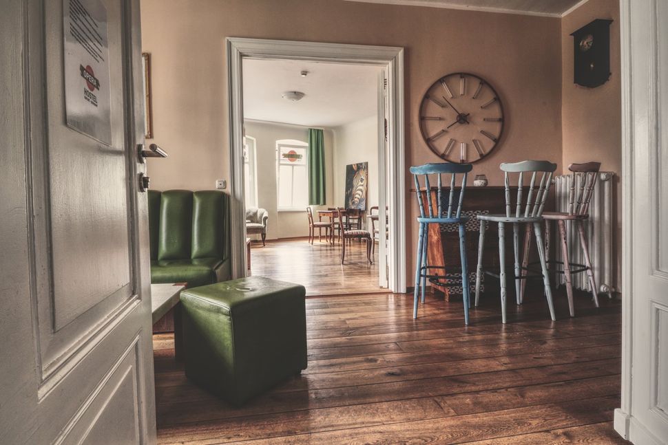 Blick vom Flur in die Gemeinschaftsbereich im OPERA Hostel Erfurt