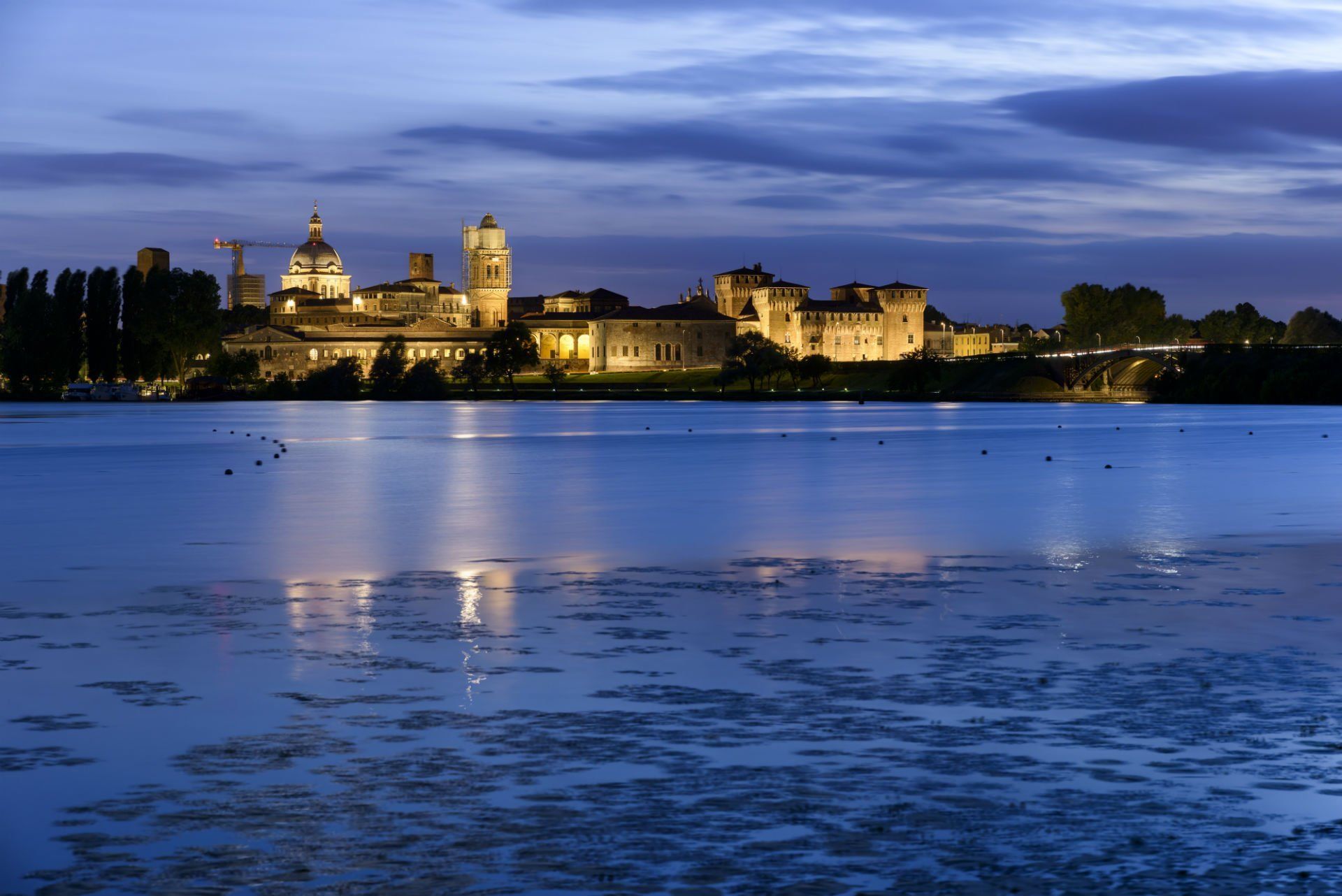 lista di un lago in lontananza di una città illuminata