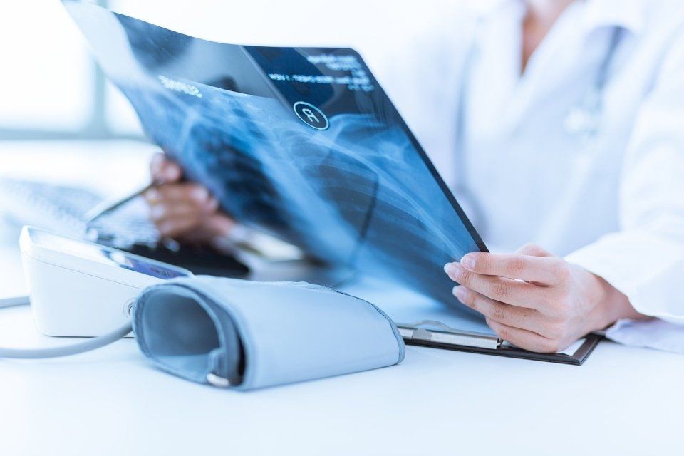 medico mentre visiona delle radiografie