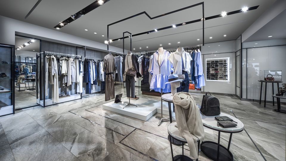 negozio di abbigliamento con interni moderni