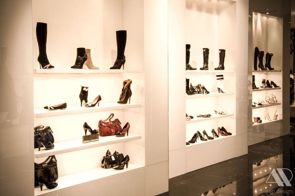 esposizione di scarpe