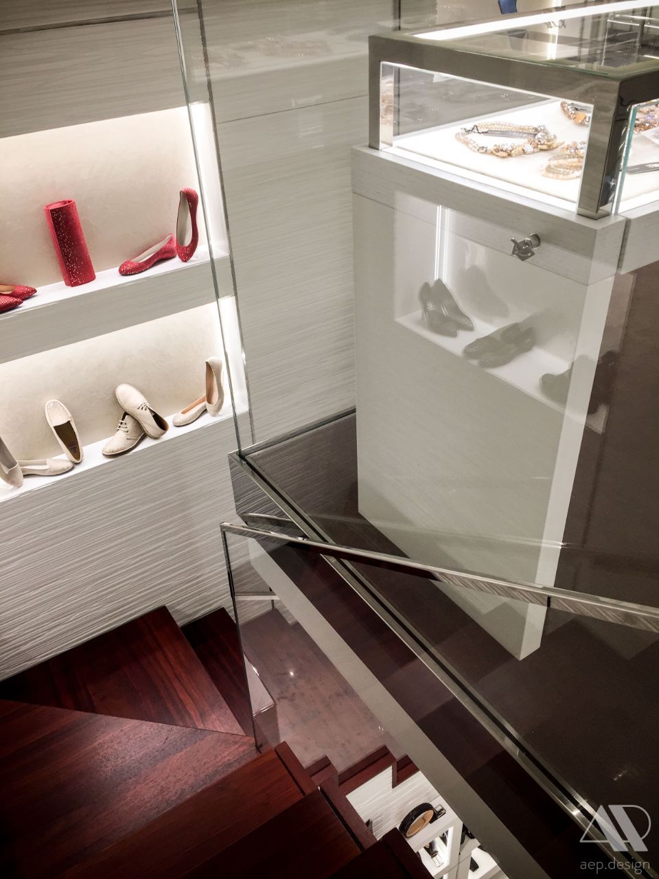 interno dello spazio di retail Loriblu a Milano