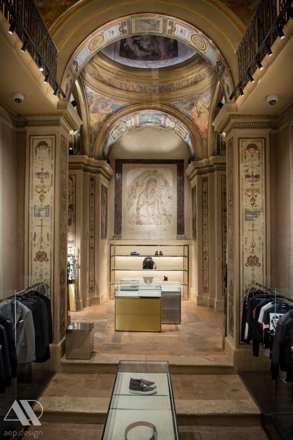 negozio con architettura imponente