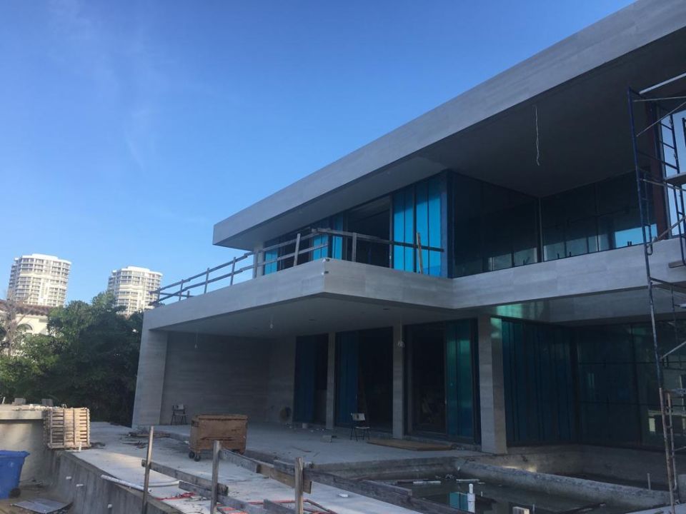 villa con piscina in costruzione