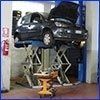 Auto su ponte per meccanico
