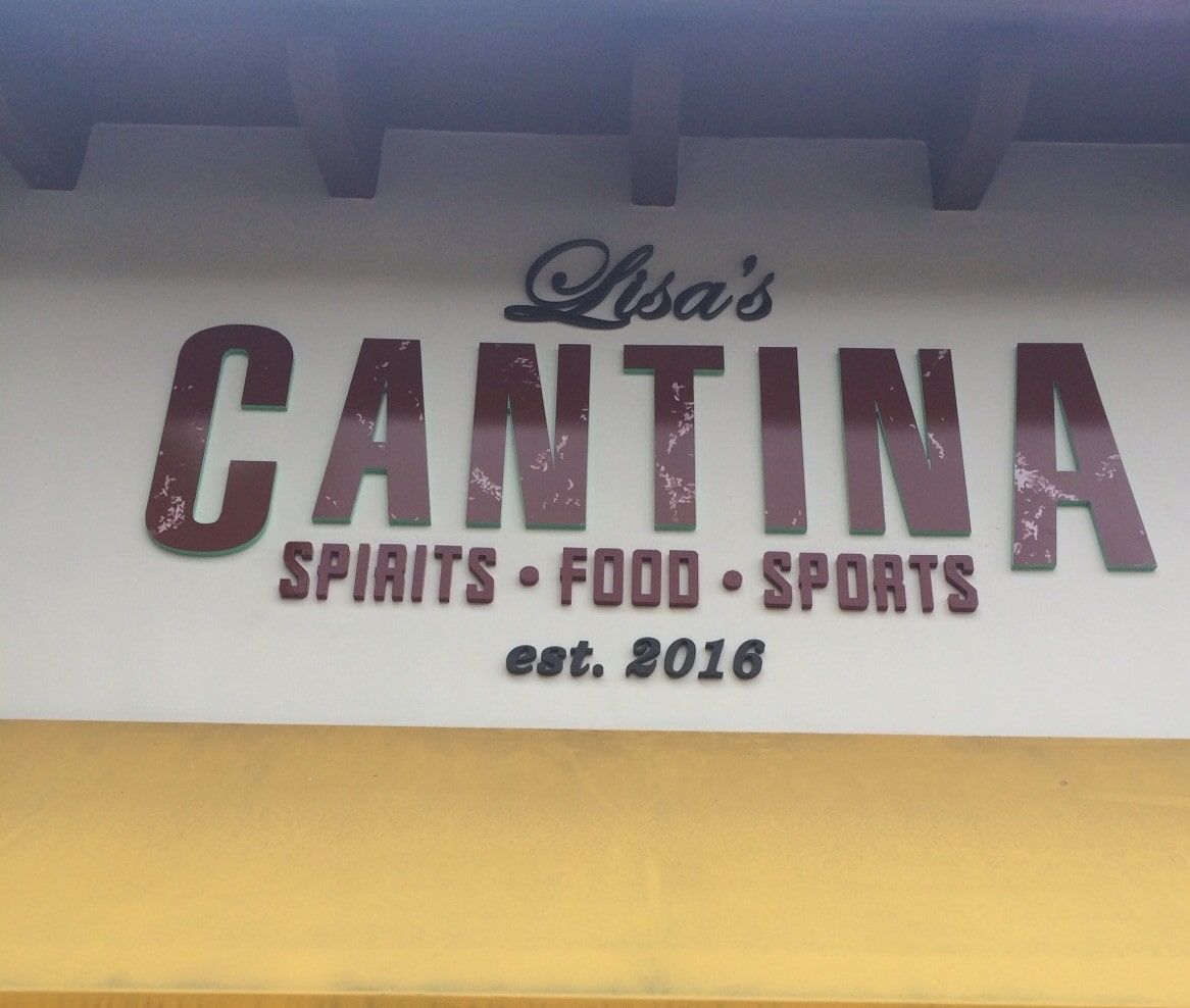 Lisas Cantina sign