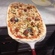 Pizza con frutti di mare, gamberi e calamari