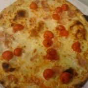 Pizza con pomodorini freschi e bufala