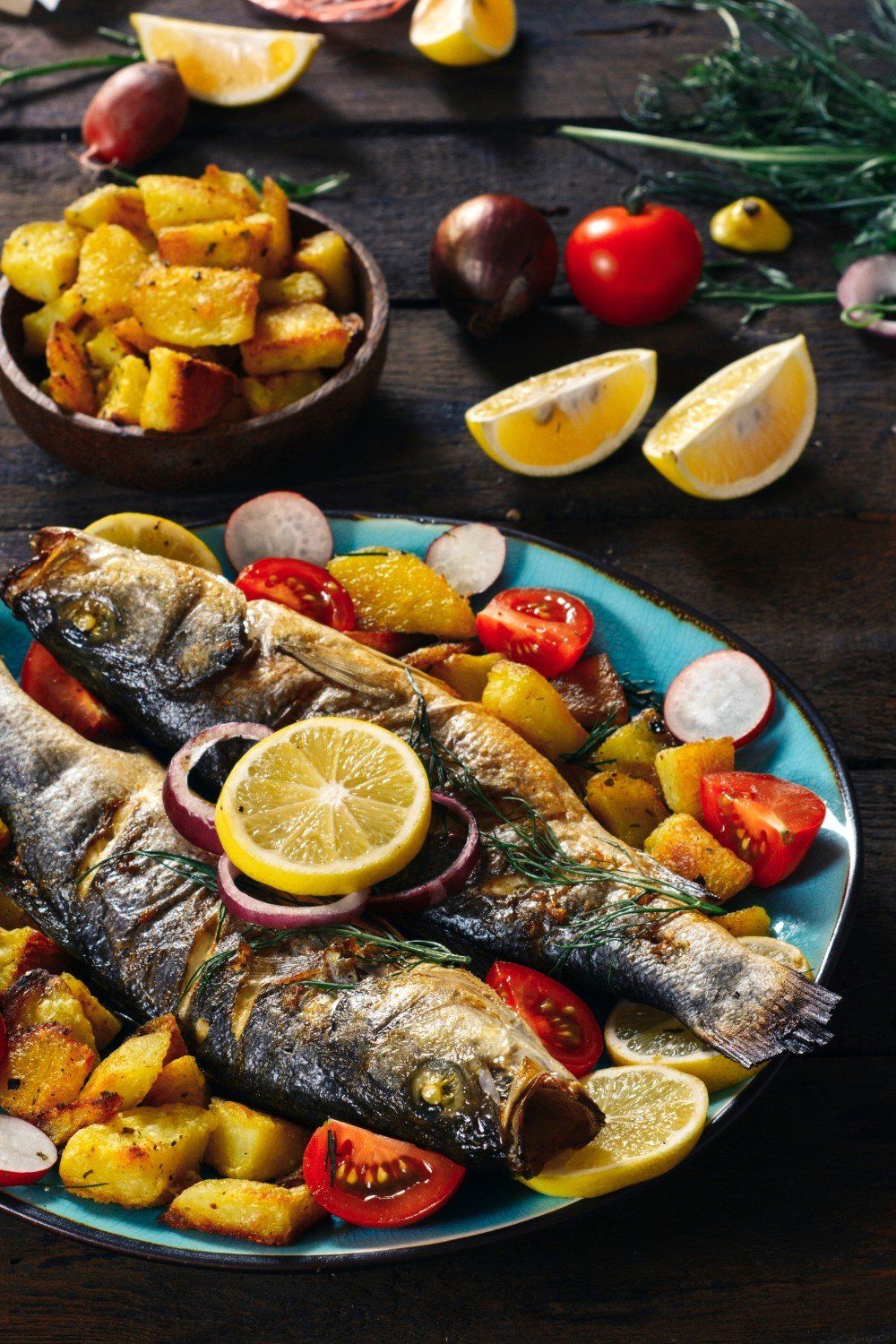 Piatto di pesce e patate cotti al forno