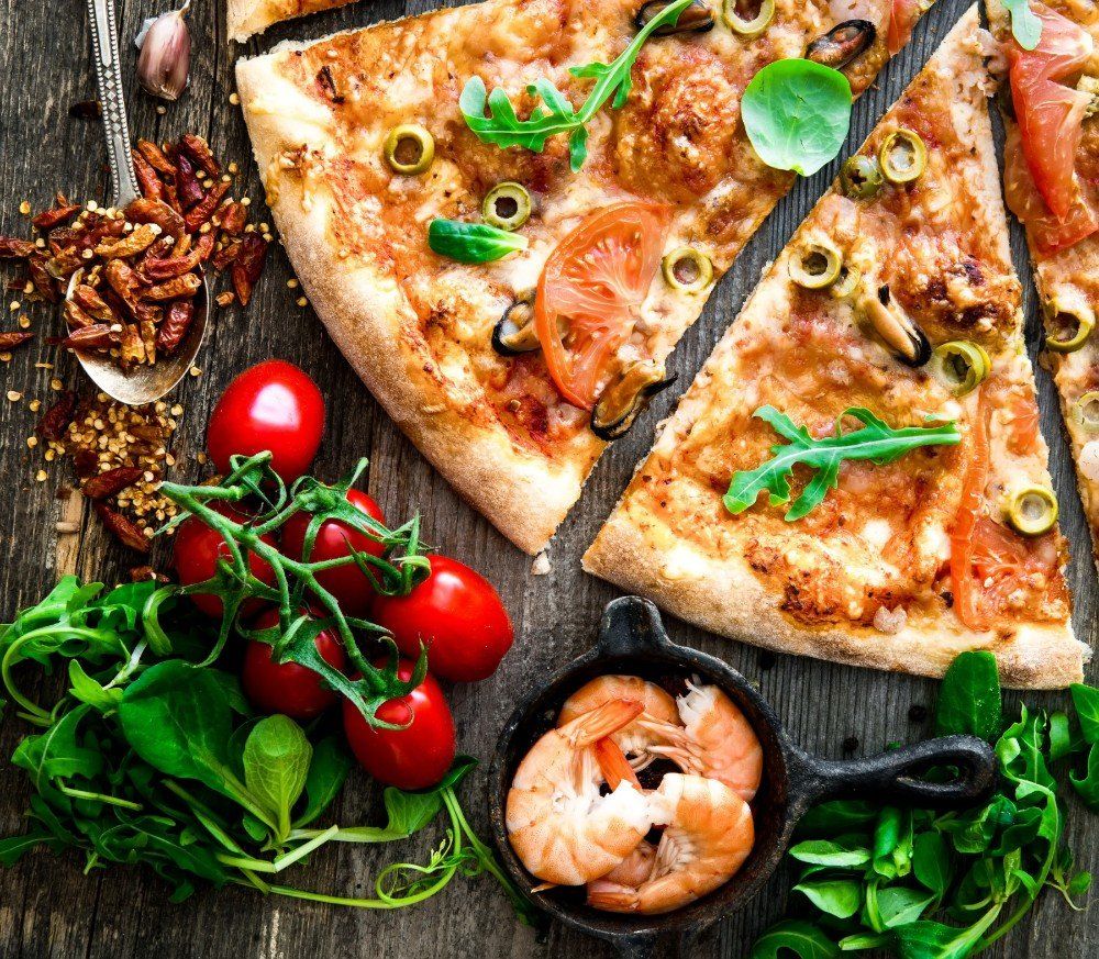 Pizza cotta nel forno a legna