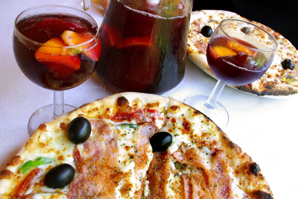 Pizza capricciosa cotta in forno a legno con sangria