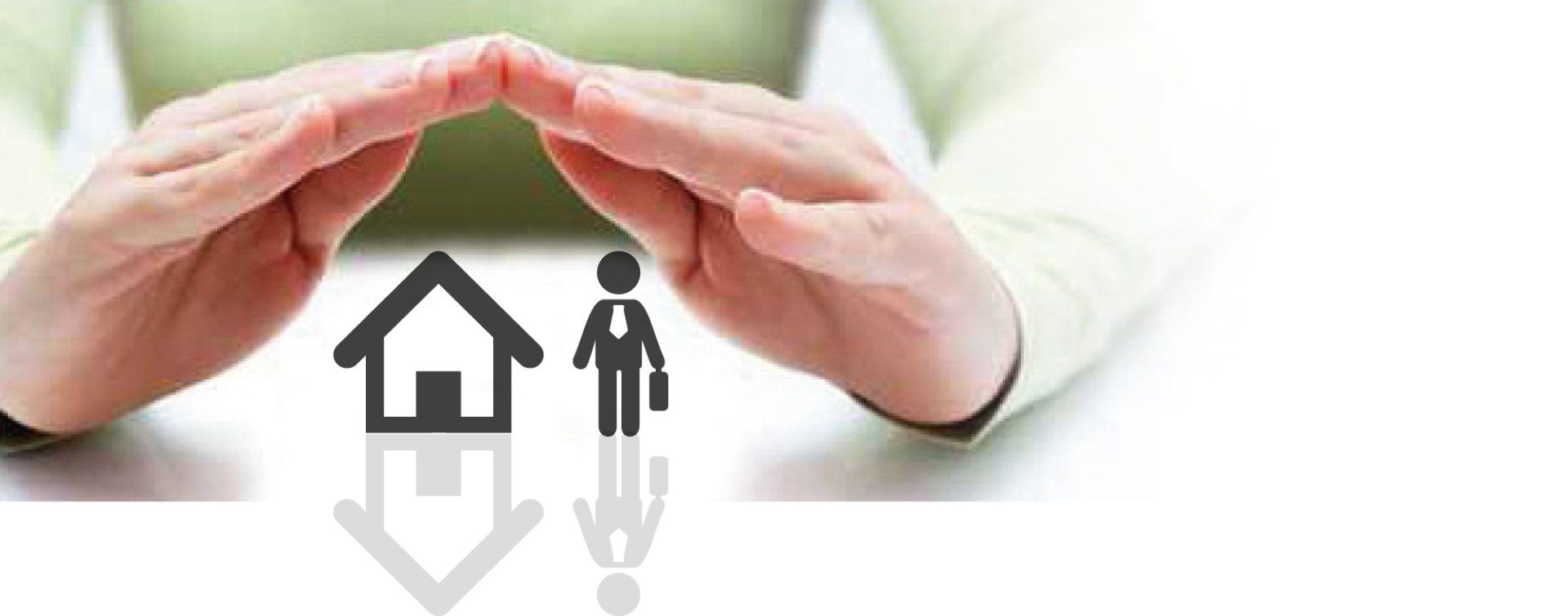 Una persona copre una casa e un'altra persona con le mani.