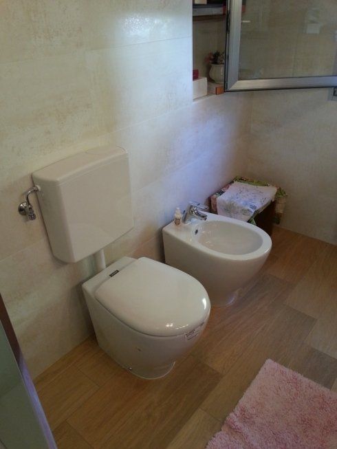 Sanitari con altro effetto legno