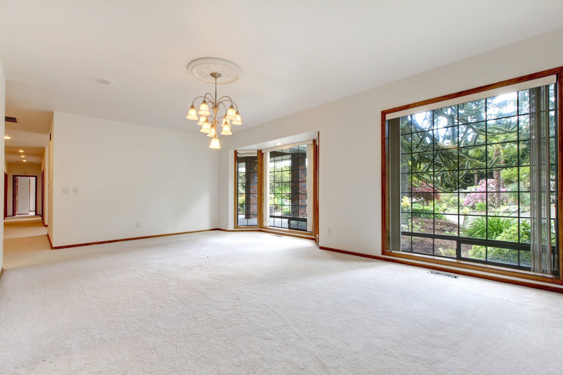 empty room with floor carpeting
