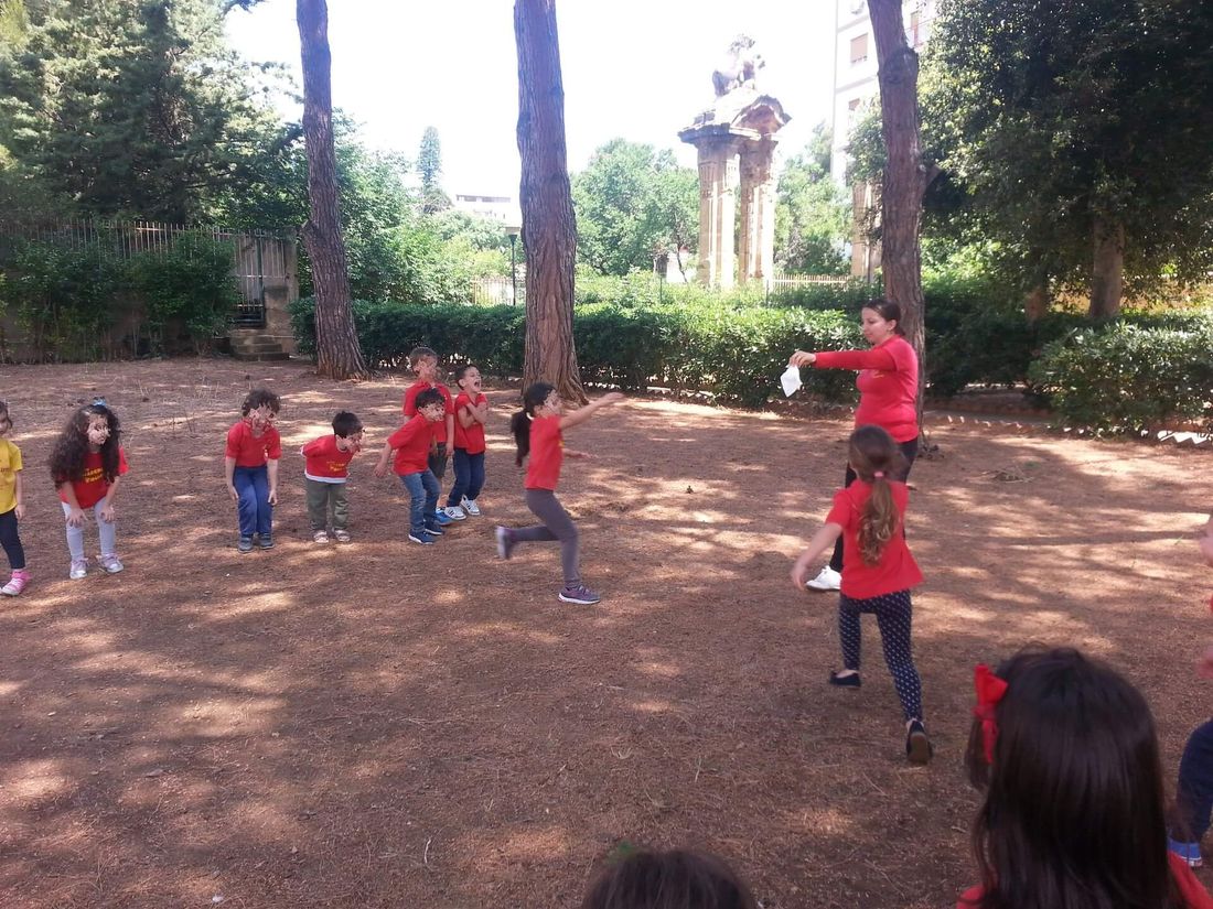 bambini della scuola dell'infanzia a Palermo che giocano all'aperto.