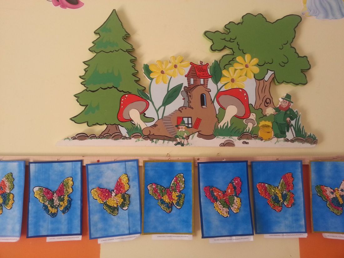 Parete decorata: scena di foresta in legno sopra dipinti di farfalle.