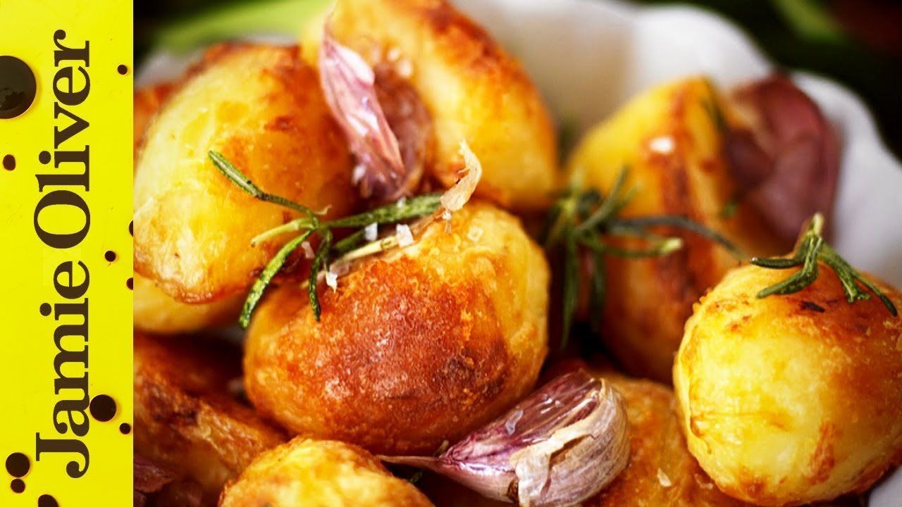 Geroosterde aardappelen met knoflook en rozemarijn, links voorzien van het opschrift Jamie Oliver.