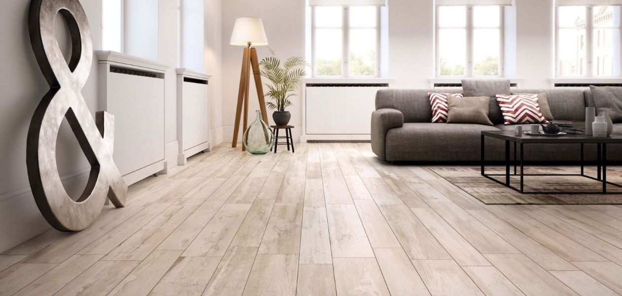 pavimento in legno chiaro soggiorno casa