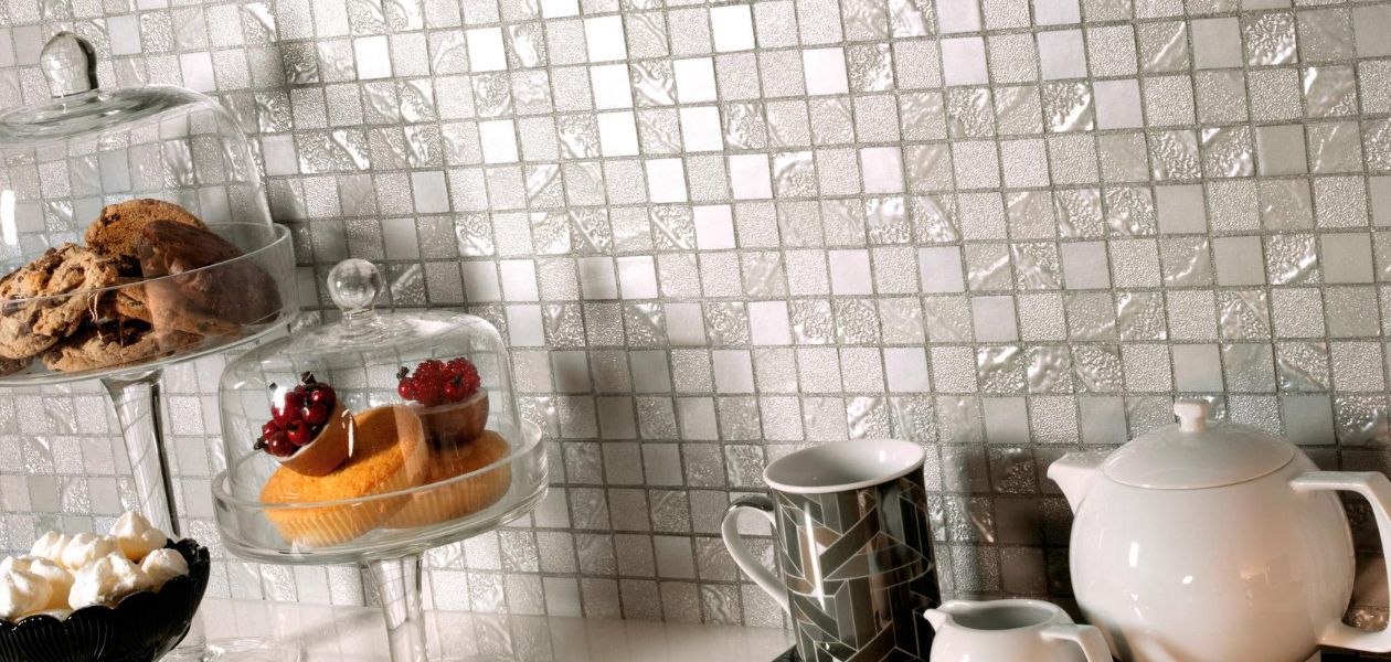 parete cucina rivestita con mattonelle