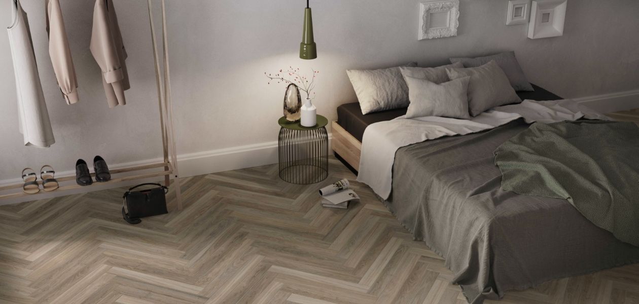 camera da letto con pavimento in legno